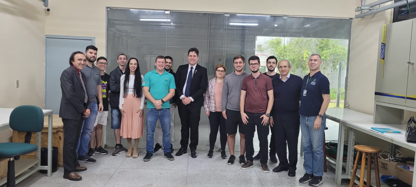 Visita do presidente da fapesc ao laboratório eMove do nPEE - UDESC CCT